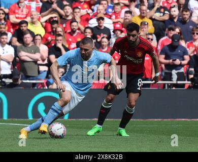 London, Großbritannien. Mai 2024. LONDON, ENGLAND: Mateo Kovacic von Manchester City spielt am 25. Mai 2024 im Wembley Stadium in London gegen Bruno Fernandes von Manchester United. Quelle: Action Foto Sport/Alamy Live News Stockfoto