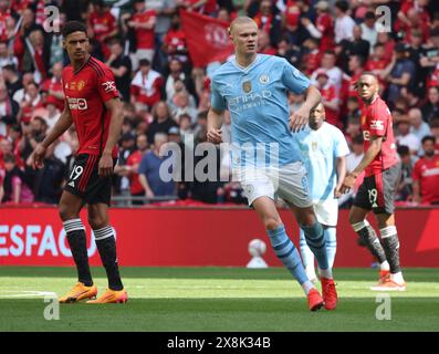 London, Großbritannien. Mai 2024. LONDON, ENGLAND – Raphael Varane und Erling Haaland von Manchester City im Emirates FA Cup Finale zwischen Manchester City und Manchester United im Wembley Stadium am 25. Mai 2024 in London. Quelle: Action Foto Sport/Alamy Live News Stockfoto