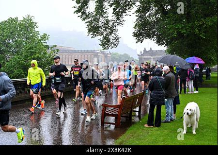 Edinburgh, Schottland, Großbritannien. Mai 2024. Der Edinburgh Marathon mit über 12.000 Teilnehmern beginnt im Schatten der McEwan Hall am Bristo Square. Die Marathonstrecke wurde von Runners World zum schnellsten Marathon in Großbritannien gewählt, ideal für diejenigen, die eine persönliche Bestzeit suchen. Der Kurs schlängelt sich um das Stadtzentrum und führt dann nach Osten entlang der Küste nach Prestonpans und endet vor Musselburgh. Läufer in Princes Street Gardens. Quelle: Craig Brown/Alamy Live News Stockfoto