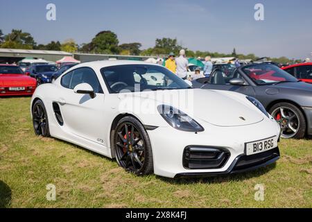 2015 Porsche Cayman GTS, ausgestellt auf der Best of British Airshow, die am 12. Mai 2024 in Shuttleworth stattfand. Stockfoto