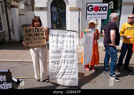 Während des Hay-Festivals 2024 Wales Großbritannien Großbritannien KATHY DEWITT auf den Straßen von Hay-on-Wye Stockfoto