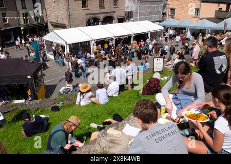 Besucher, die sich am Schloss in Hay-on-Wye entspannen, buchen das Stadtzentrum an einem sonnigen Tag während des Hay Festivals 2024 Großbritannien KATHY DEWITT Stockfoto