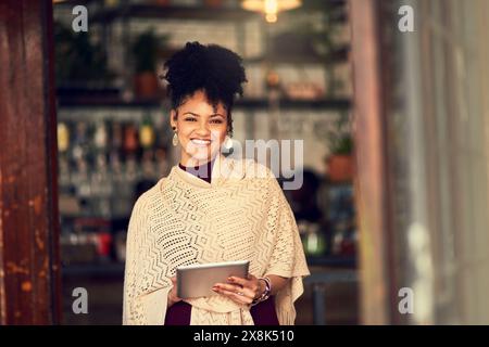 Porträt, Restaurantkellner und Frau mit Tablet zur Verwaltung von Bestellungen, Bestandsprüfung und Inventar. Geschäftseigentümer, Technologie und glücklich, Person hält Stockfoto