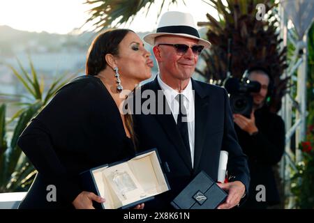 CANNES, FRANKREICH - 25. MAI: Karla Sofía Gascón (L) posiert mit dem Preis der besten Schauspielerin für Emilia Perez und Jacques Audiard (R) posiert mit dem Preis der Jury für Emilia Perez während des Fotobesuchs der Palme D'Or Winners beim 77. jährlichen Filmfestival in Cannes am 25. Mai 2024 im Palais des Festivals. CAP/GOL ©GOL/Capital Pictures Stockfoto