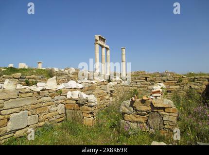 Atemberaubende antike griechische Tempelruinen an der archäologischen Stätte der Insel Delos, Mykonos, Griechenland Stockfoto