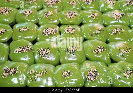 Thailändische Kokosmilch und Tapiokapudding namens Khanom Tako, gemischt mit Pandanblattsaft Stockfoto