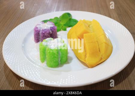 Teller mit köstlichem Sticky Rice mit frischer reifer Mango, einem der bekannten thailändischen Desserts Stockfoto