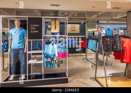 Nahaufnahme der Abteilung mit verschiedenen Marken von Herrenbekleidung in Macy's Kaufhaus. New York. USA. Stockfoto