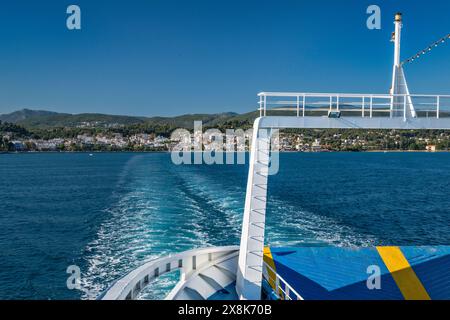 Blick auf die Stadt Oropos (Skala Oropou) von der Fähre Anna Maria über den südeuropäischen Golf in der westlichen Ägäis nach Eretria auf der Insel Evia, Griechenland Stockfoto