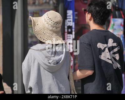 Bergamo, Italien. Mai 2024. Viele Touristen in Mailand mit originellen und modischen Hüten, um sich vor der Sonne zu schützen in einem Frühling, der sich dem Sommer nähert. Credit: Independent Photo Agency/Alamy Live News Stockfoto