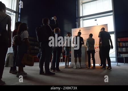 Berlin, Deutschland - 25. Mai 2024 - Menschen stehen im Reichstagsgebäude, um das ursprüngliche Grundrechtsbuch der Bundesrepublik Deutschland zu sehen. (Foto: Markku Rainer Peltonen) Stockfoto