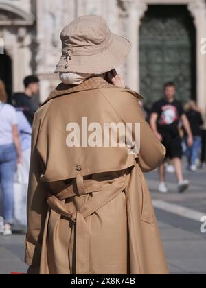 Bergamo, Italien. Mai 2024. Viele Touristen in Mailand mit originellen und modischen Hüten, um sich vor der Sonne zu schützen in einem Frühling, der sich dem Sommer nähert. Credit: Independent Photo Agency/Alamy Live News Stockfoto