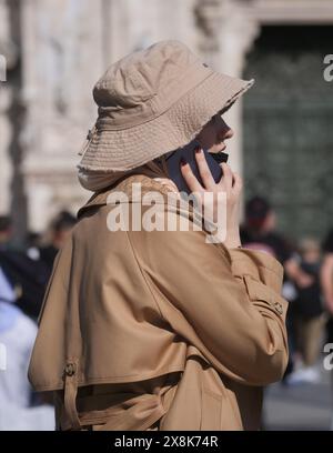 Bergamo, Italien. Mai 2024. Viele Touristen in Mailand mit originellen und modischen Hüten, um sich vor der Sonne zu schützen in einem Frühling, der sich dem Sommer nähert. Credit: Independent Photo Agency/Alamy Live News Stockfoto