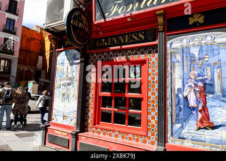 Madrid, Spanien - 8. April 2024: Typische Taverne mit gekachelter Fassade in der Altstadt von Madrid Stockfoto