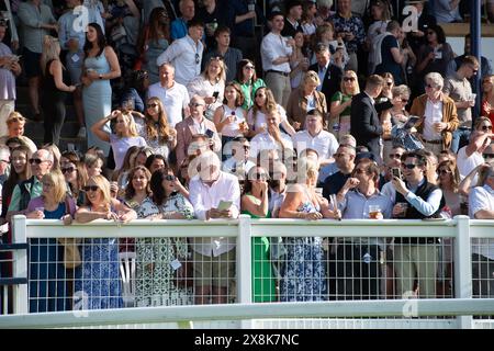 Windsor, Berkshire, Großbritannien. Mai 2024. Es war ein schöner, warmer Abend auf dem Royal Windsor Racecourse in Windsor, Berkshire, als die Rennfahrer die Sommereröffnungsparty genossen. Quelle: Maureen McLean/Alamy Live News Stockfoto