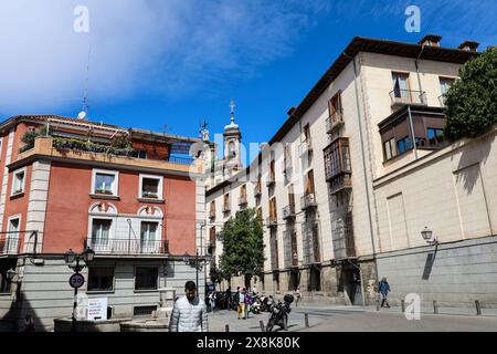 Madrid, Spanien - 14. Juni 2019: Touristen wandern durch die Straßen des schönen und hübschen Viertels La Latina in Madrid an einem sonnigen Frühlingstag. Stockfoto