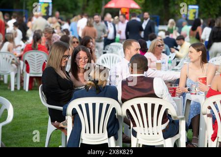 Windsor, Berkshire, Großbritannien. Mai 2024. Es war ein schöner, warmer Abend auf dem Royal Windsor Racecourse in Windsor, Berkshire, als die Rennfahrer die Sommereröffnungsparty genossen. Quelle: Maureen McLean/Alamy Live News Stockfoto