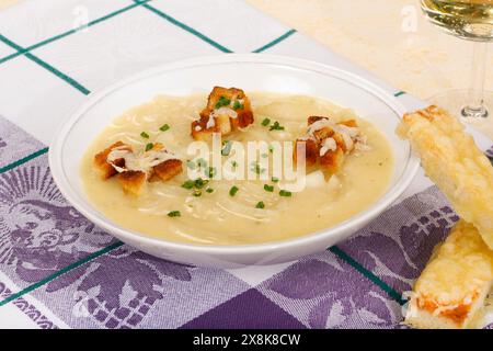 Badische Küche, Süddeutsche Küche, badische Zwiebelsuppe mit Crackern, Croutons, frittierte Brotstücke, herzhaft, typisch badisch, Suppenteller Stockfoto