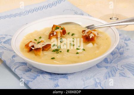 Badische Küche, Süddeutsche Küche, badische Zwiebelsuppe mit Crackern, Croutons, frittierte Brotstücke, herzhaft, typisch badisch, Suppenteller Stockfoto