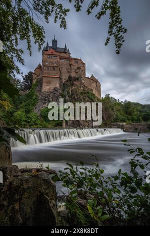 Die mittelalterliche Burg Kriebstein in einer wunderschönen Landschaft, im Frühling auf dem Fluss Zschopau aufgenommen. Abend in der Stadt Dresden-Chemnitz-Leipzig Stockfoto