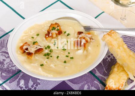 Badische Küche, Süddeutsche Küche, badische Zwiebelsuppe mit Crackern, Croutons, frittierte Brotstücke, herzhaft, typisch badisch, Suppenteller Stockfoto