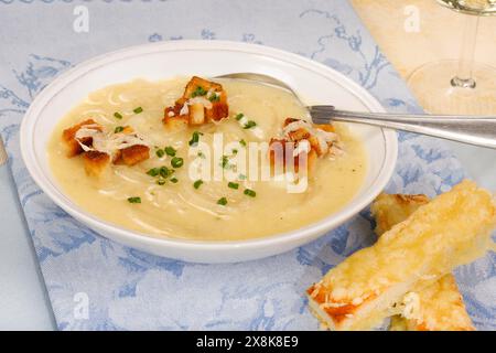 Badische Küche, Süddeutsche Küche, badische Zwiebelsuppe mit Crackern, Croutons, frittierte Brotstücke, herzhaft, typisch badisch, Suppenteller Stockfoto