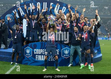 Hauptmann Marquinhos von PSG, Kylian Mbappe und seine Teamkollegen feiern während der Podiumszeremonie nach dem Finale des französischen Fußballpokals zwischen Olympique Lyonnais (OL, Lyon) und Paris Saint-Germain (PSG) am 25. Mai 2024 im Stade Pierre Mauroy, Decathlon Arena in Villeneuve-d'Ascq bei Lille, Frankreich - Foto Jean Catuffe/DPPI Credit: DPPI Media/Alamy Live News Stockfoto