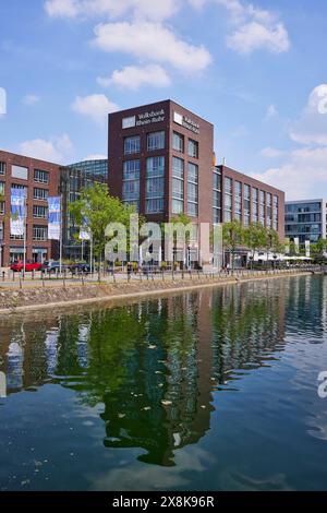 Hauptsitz und Hauptkasse der Volksbank Rhein-Ruhr am Innenhafen in Duisburg, Ruhrgebiet, unabhängige Stadt, Nordrhein-Westfalen, Deutschland Stockfoto