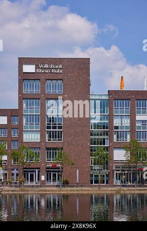 Hauptsitz und Hauptkasse der Volksbank Rhein-Ruhr am Innenhafen in Duisburg, Ruhrgebiet, unabhängige Stadt, Nordrhein-Westfalen, Deutschland Stockfoto