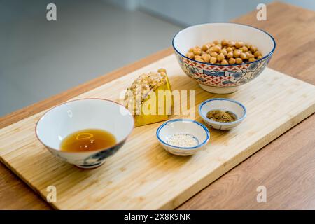 Schneidebrett mit Zutaten zur Zubereitung von Kichererbsenbrei mit Ingwer Stockfoto