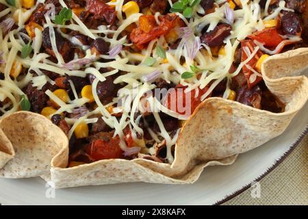 Chili con Carne in Tortilla Bowl aus Vollkorn Stockfoto