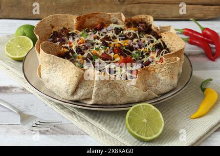 Chili con Carne in Tortilla Bowl aus Vollkorn Stockfoto