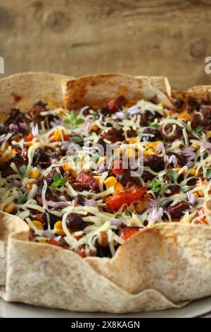 Chili con Carne in Tortilla Bowl aus Vollkorn Stockfoto