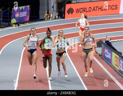 Agathe Guillemot (Frankreich), Birke Haylom (Äthiopien), Sarah Healy (Irland) und Lucia Stafford (Kanada), die in den 1500-m-Rennen der Frauen in der Welt antreten Stockfoto