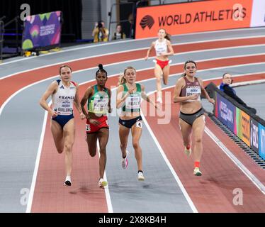 Agathe Guillemot (Frankreich), Birke Haylom (Äthiopien), Sarah Healy (Irland) und Lucia Stafford (Kanada), die in den 1500-m-Rennen der Frauen in der Welt antreten Stockfoto