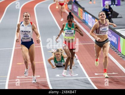 Agathe Guillemot (Frankreich), Birke Haylom (Äthiopien), Sarah Healy (Irland) und Lucia Stafford (Kanada), die in den 1500-m-Rennen der Frauen in der Welt antreten Stockfoto