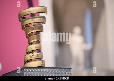 Roma, Italien. Mai 2024. Die Trophäe während der 21. Etappe des Giro d’Italia von Rom nach Rom, Italien. Sonntag, 26. Mai 2024 Sport Cycling (Foto: Marco Alpozzi/Lapresse) Credit: LaPresse/Alamy Live News Stockfoto