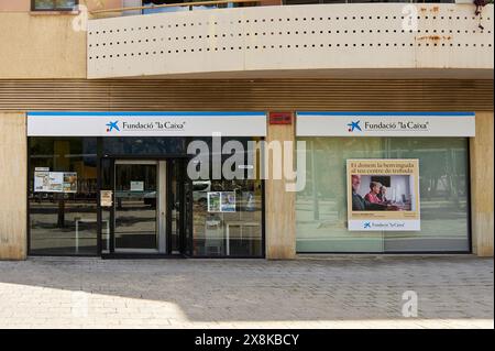 Viladecans, Barcelona, Spanien-26. Mai 2024: Bild der Fassade eines Büros der La Caixa Foundation in einer Stadt mit Haupteingang und Werbespot Stockfoto