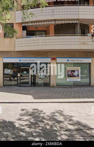 Viladecans, Barcelona, Spanien-26. Mai 2024: Bild der Fassade eines Büros der La Caixa Foundation in einer Stadt, mit dem Haupteingang und einem willkommensadve Stockfoto