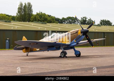 Supermarine Spitfire, MK356, des Battle of Britain Memorial Flight, in WüstenTarnung in statischer Ausstellung am RAF Syerston, Nottinghamshire. 2023. Stockfoto