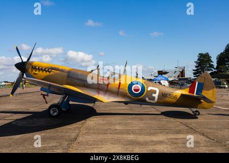 Supermarine Spitfire, MK356, des Battle of Britain Memorial Flight, in WüstenTarnung in statischer Ausstellung am RAF Syerston, Nottinghamshire. 2023. Stockfoto