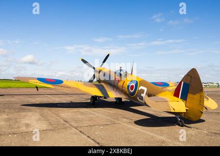 Supermarine Spitfire, MK356, des Battle of Britain Memorial Flight, in WüstenTarnung in statischer Ausstellung am RAF Syerston, Nottinghamshire. 2023. Stockfoto