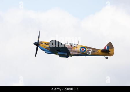 Supermarine Spitfire, MK356, im Wüstentarnbild des Battle of Britain Memorial Flight. Am 25. Mai 2024 bei der RAF Coningsby verwickelt Stockfoto