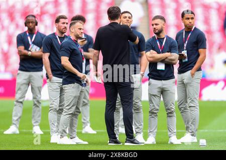London, Großbritannien. Mai 2024. Russell Martin spricht mit Southampton Stürmer Adam Armstrong (9) Southampton Mittelfeldspieler Ryan Fraser (26) Southampton Stürmer Che Adams (10) vor dem Leeds United FC gegen Southampton FC Sky Bet EFL Championship Play-Off Finale im Wembley Stadium, London, England, Vereinigtes Königreich am 26. Mai 2024 Credit: Jede Zweite Media/Alamy Live News Stockfoto