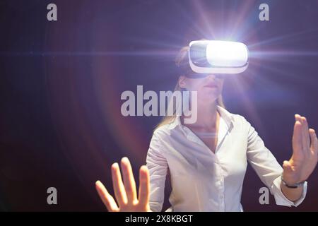 Eine Frau spielt ein Videospiel mit einem Virtual-Reality-Headset. Geschäftsfrau mit Virtual-Reality-Headset Stockfoto