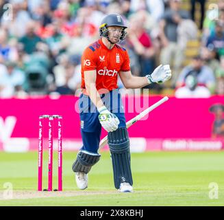 England-Kapitän Jos Buttler lässt seinen Schläger fallen, als er von Shadab Khan in der zweiten Vitality T20 International zwischen England und Pakistan gefangen wird Stockfoto