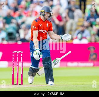 England-Kapitän Jos Buttler lässt seinen Schläger fallen, als er von Shadab Khan in der zweiten Vitality T20 International zwischen England und Pakistan gefangen wird Stockfoto