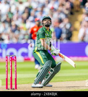 Babar Azam, der für Pakistan schlägt, hat den Ball im zweiten Vitality T20 International zwischen England und Pakistan im Auge Stockfoto