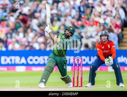 Fakhar Zaman schlug für Pakistan, beobachtet von Torhüter Jos Buttler in der zweiten Vitality T20 International zwischen England und Pakistan Stockfoto