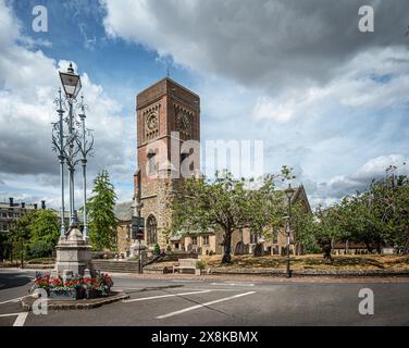 St. Marys Kirche und der Lampenstandard an der Straßenkreuzung in Petworth, West Sussex Stockfoto